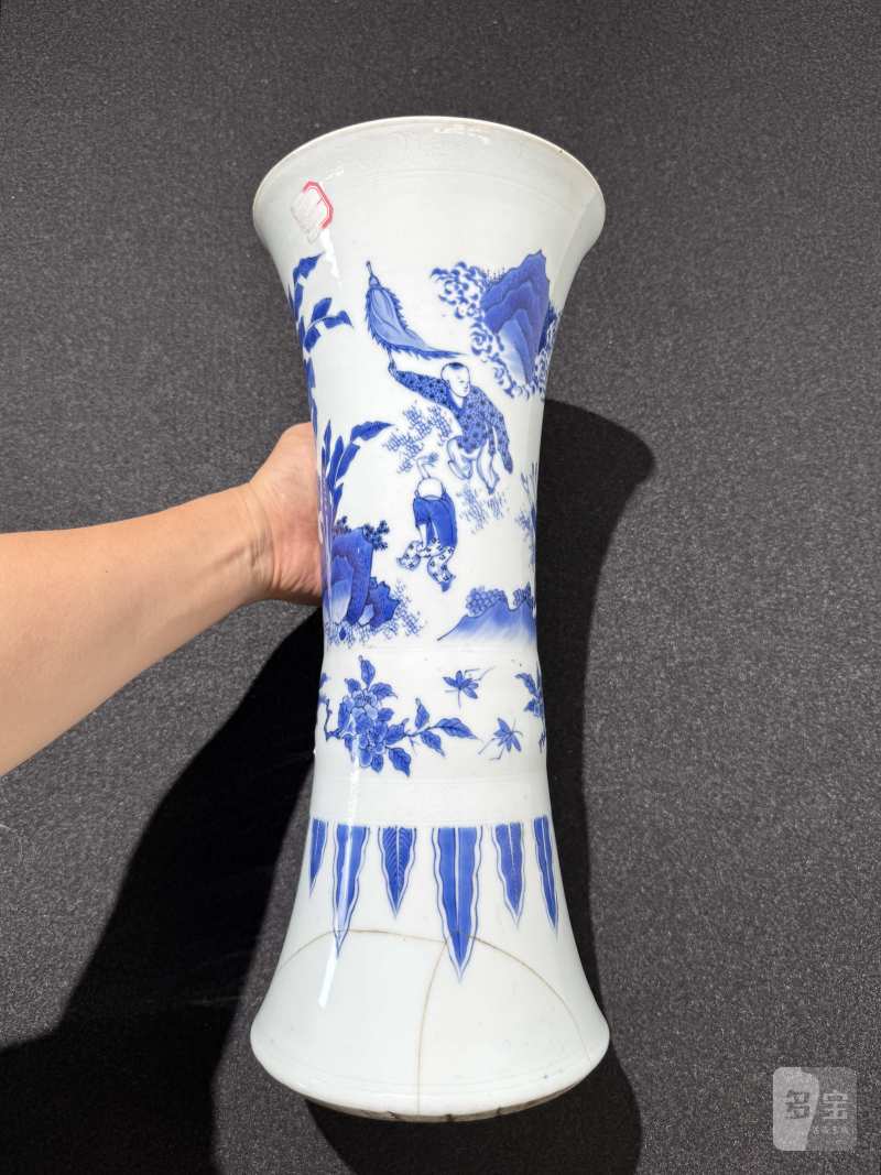 明崇祯 青花教子图花觚 - 图2